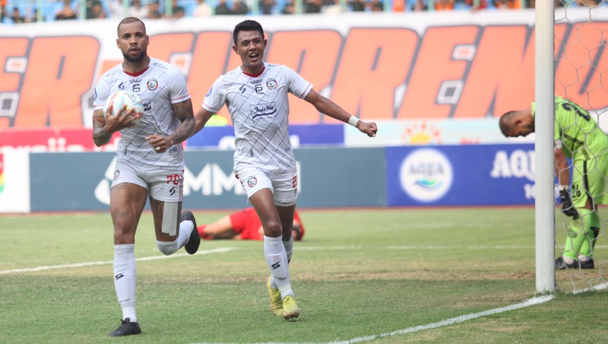 Selebrasi striker Arema FC, Gustavo Almeida bersama Dedik Setiawan usai mencetak gol ke gawang Persija Jakarta pada laga pekan kesembilan Liga 1 2023/2024 di stadion Patriot Bekasi, Minggu (20/08/23).