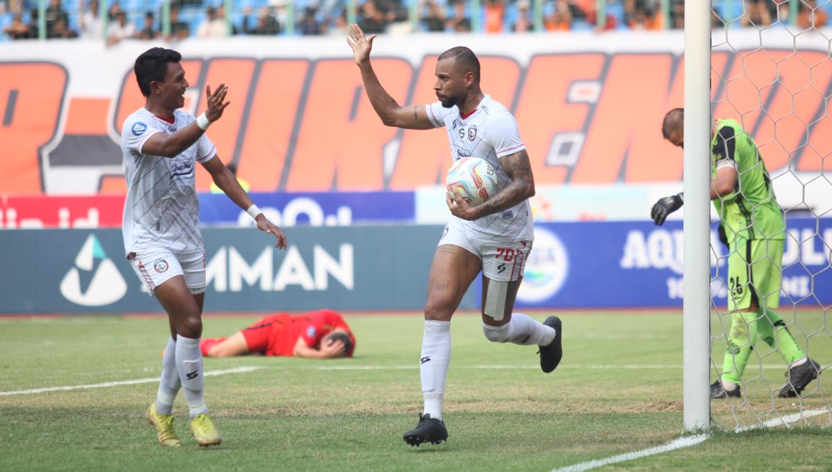 Selebrasi striker Arema FC, Gustavo Almeida bersama Dedik Setiawan usai mencetak gol ke gawang Persija Jakarta pada laga pekan kesembilan Liga 1 2023/2024 di stadion Patriot Bekasi, Minggu (20/08/23).