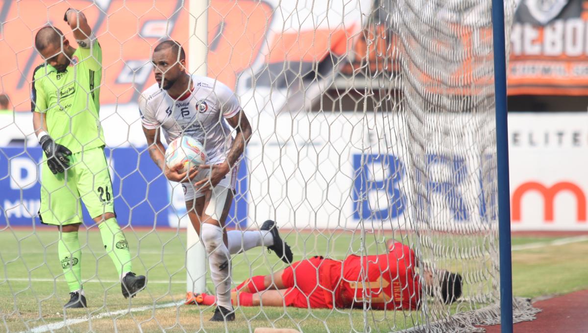 Striker Arema FC, Gustavo Almeida memungut bola dari gawang usai mencetak gol ke gawang Persija pada laga pekan kesembilan Liga 1 2023/2024 di stadion Patriot Bekasi, Minggu (20/08/23).