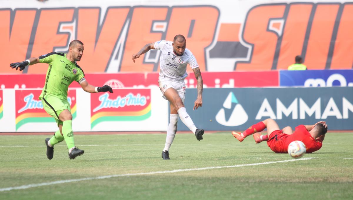 Proses gol striker Arema FC, Gustavo Almeida ke gawang Persija usai melewati Andrej Kidela dan kiper Andritany Ardhiyasa pada laga pekan kesembilan Liga 1 2023/2024 di stadion Patriot Bekasi, Minggu (20/08/23).