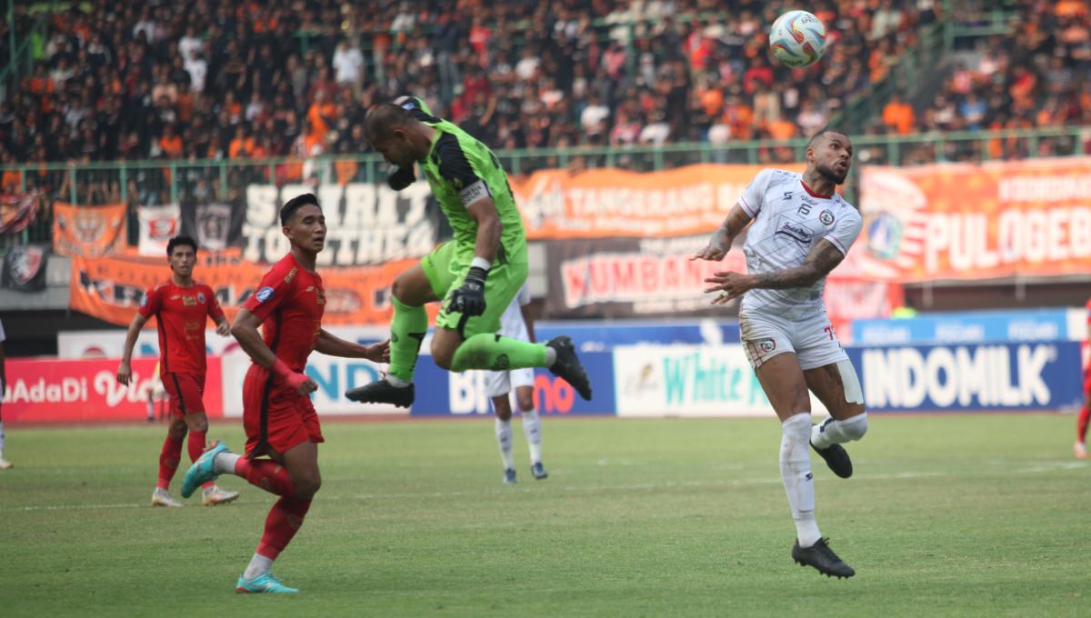 Striker Arema FC, Gustavo Almeida berhasil melewati kiper Persija, Andritany Ardhiyasa pada laga pekan kesembilan Liga 1 2023/2024 di stadion Patriot Bekasi, Minggu (20/08/23). - INDOSPORT