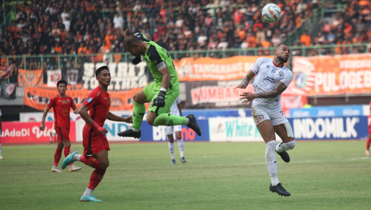 Striker Arema FC, Gustavo Almeida berhasil melewati kiper Persija, Andritany Ardhiyasa pada laga pekan kesembilan Liga 1 2023/2024 di stadion Patriot Bekasi, Minggu (20/08/23).