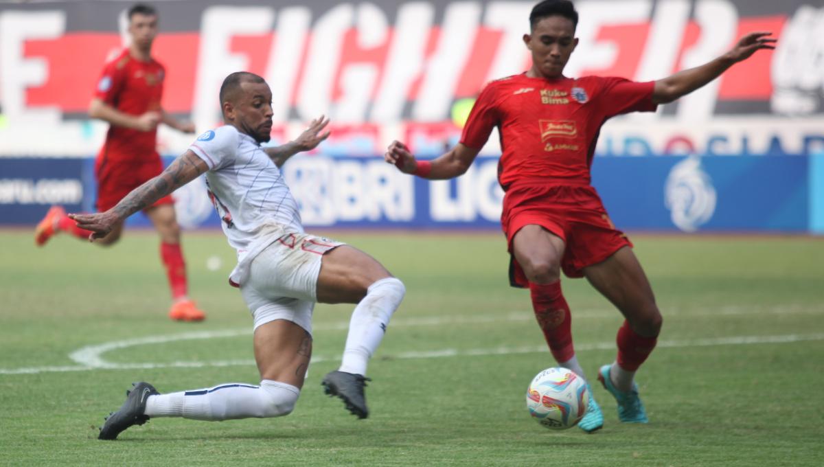 Bek Persija, Rizky Ridho berhasil menggagalkan peluang yang didapat striker Arema FC, Gustavo Almeida pada laga pekan kesembilan Liga 1 2023/2024 di stadion Patriot Bekasi, Minggu (20/08/23).