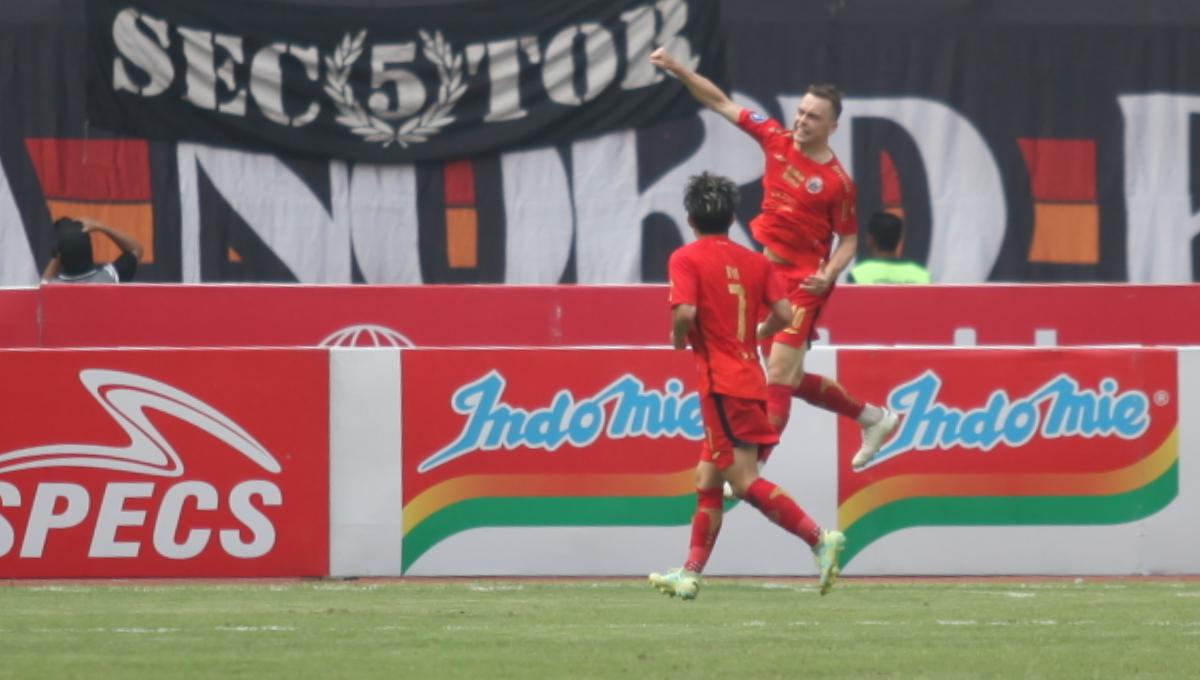 Selebrasi pemain Persija, Maciej Gajos usai mencetak gol ke gawang Arema FC pada laga pekan kesembilan Liga 1 2023/2024 di stadion Patriot Bekasi, Minggu (20/08/23).