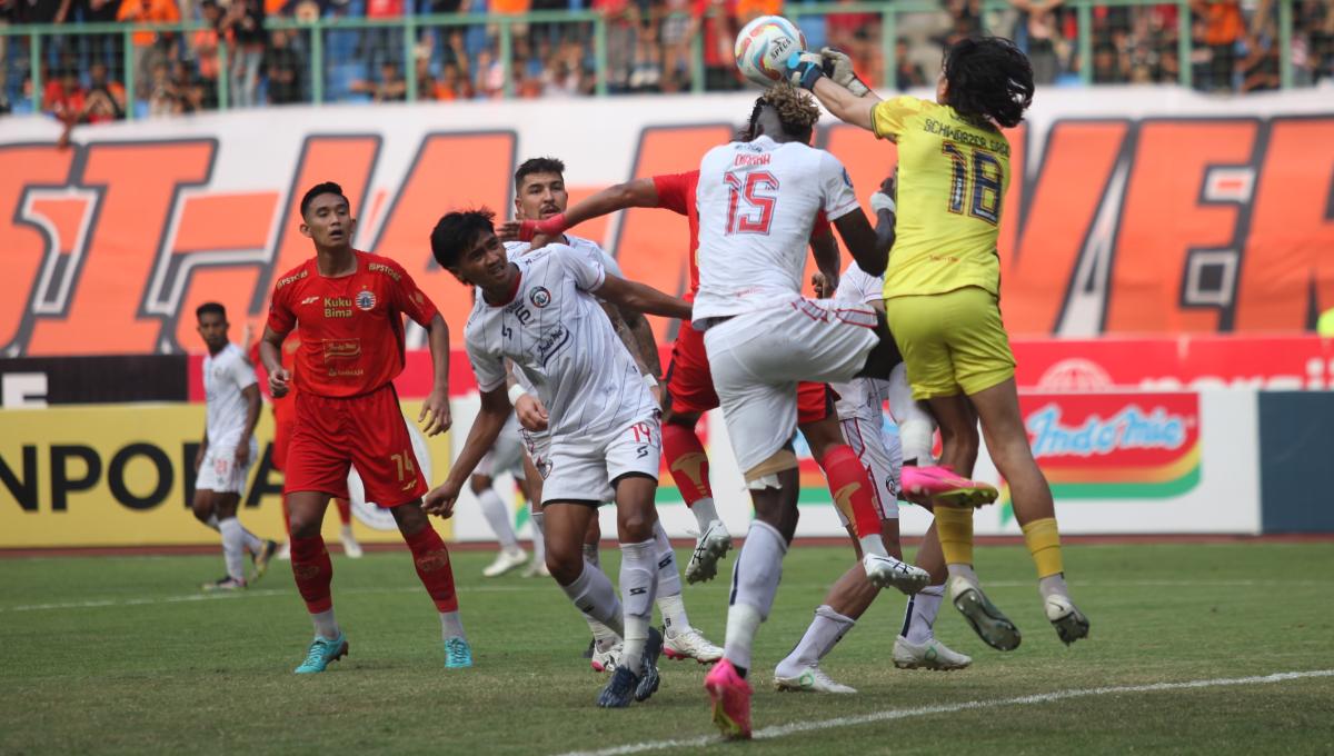 Peluang Persija depan gawang Arema FC digagalkan kiper Schwarzer Garcia pada laga pekan kesembilan Liga 1 2023/2024 di stadion Patriot Bekasi, Minggu (20/08/23).