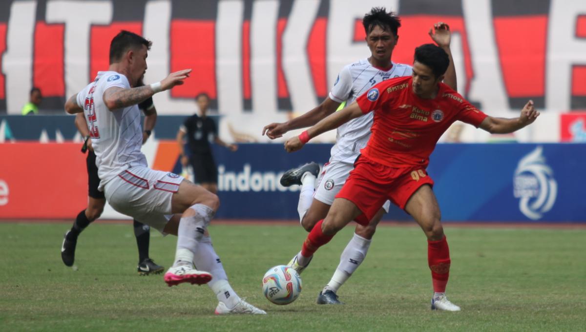 Striker Aji Kusuma dijaga ketat dua pemain Arema FC pada laga pekan kesembilan Liga 1 2023/2024 di stadion Patriot Bekasi, Minggu (20/08/23).