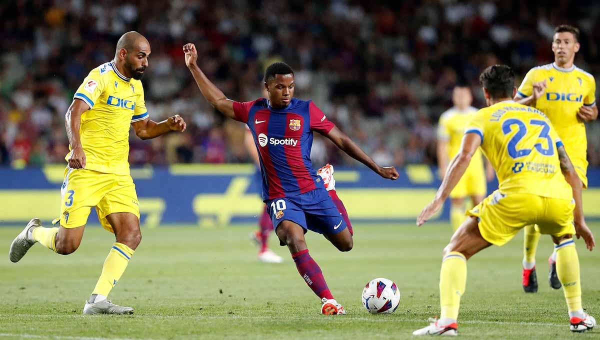 Aksi Ansu Fati saat masih memperkuat Barcelona melawan Cadiz di Liga Spanyol. - INDOSPORT