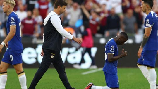 Mykhaylo Mudryk, Mauricio Pochettino, Moises Caicedo, dan Enzo Fernandez usai laga West Ham vs Chelsea (20/08/23). (Foto: Reuters/Matthew Childs)