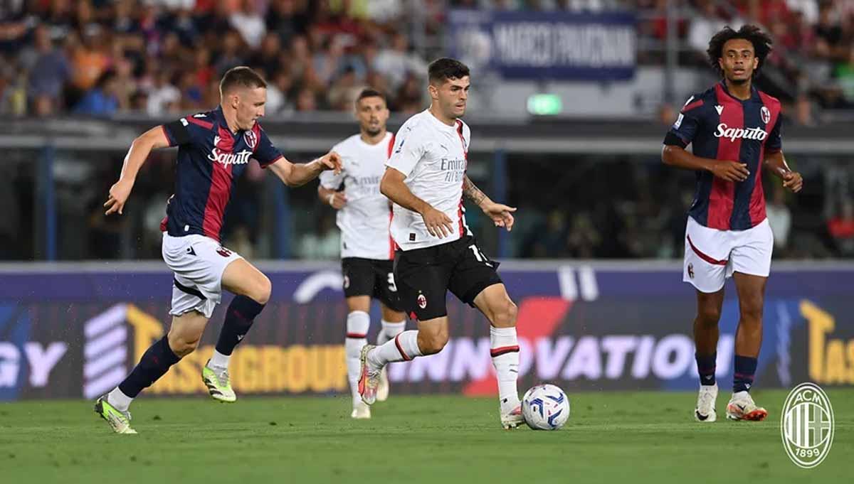 Pemain AC Milan, Christian Pulisic mencoba menghindar dari kejaran pemain Bologna pada Serie A Italia antara Bologna FC dan AC Milan di Stadio Renato Dall'Ara, Selasa (22/08/23). (Foto: acmilan).