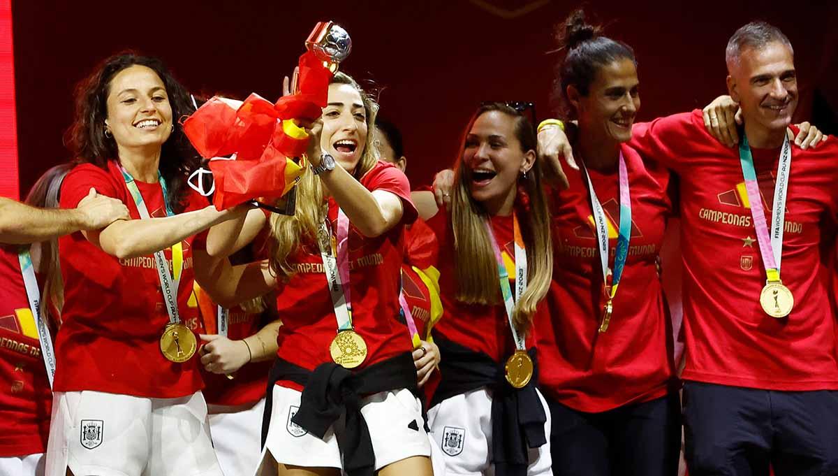 Pemain Spanyol, Ivana Andres, Olga Carmona dan rekan tim merayakan dengan trofi Piala Dunia Wanita 2023. (Foto: REUTERS/Juan Medina)