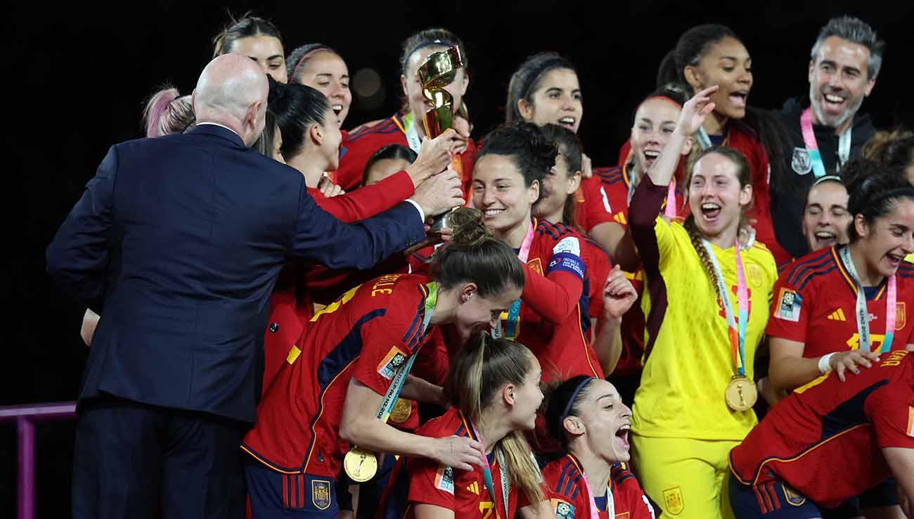 Presiden FIFA Gianni Infantino memegang trofi bersama para pemain Spanyol setelah Spanyol memenangkan Piala Dunia Wanita 2023.  (Foto: REUTERS/Asanka Brendon Ratnayake)