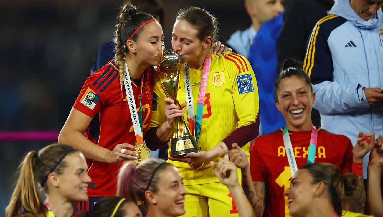 Pemain Spanyol, Athenea del Castillo dan Enith Salon merayakan dengan trofi setelah memenangkan di Piala Dunia  Wanita 2023. (Foto: REUTERS/Hannah Mckay)
