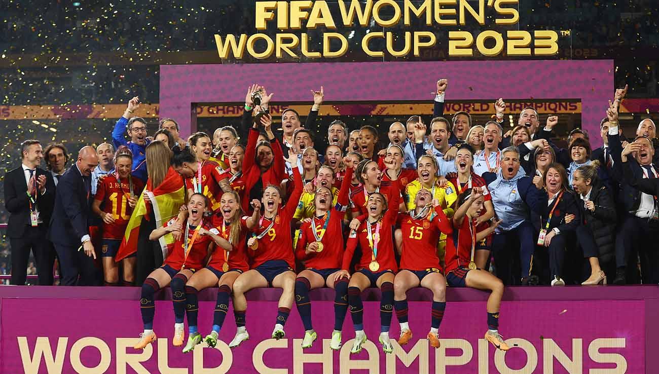 Selebrasi pemain Spanyol dengan trofi usai juara di Piala Dunia Wanita 2023. (Foto: REUTERS/Hannah Mckay)