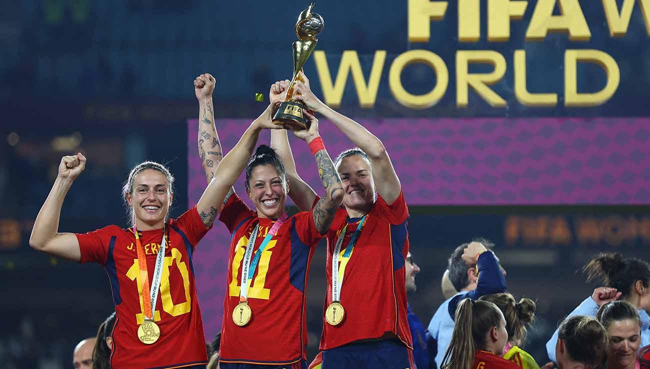 Pemain Spanyol Alexia Putellas, Jennifer Hermoso dan Irene Paredes berselebrasi angkat trofi usai memenangkan Piala Dunia Wanita 2023. (Foto: REUTERS/Hannah Mckay)