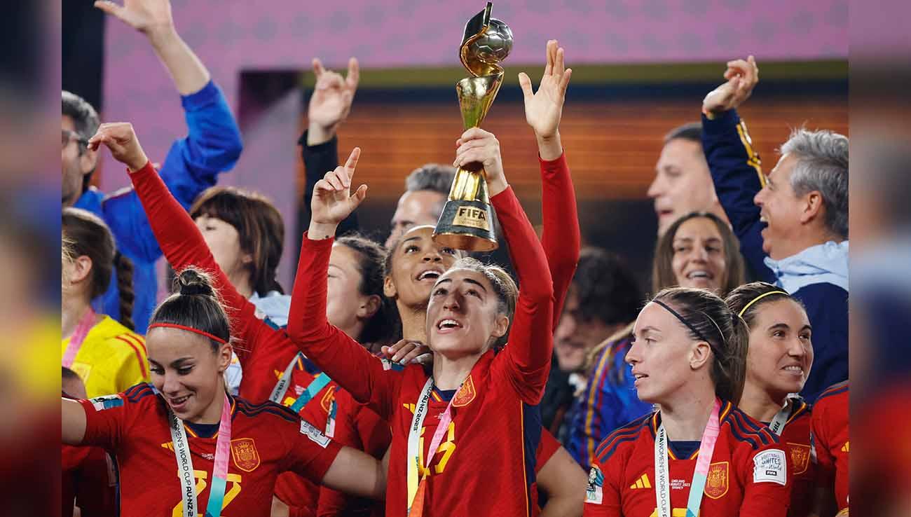 Pemain Spanyol, Olga Carmona berselebrasi angkat trofi setelah memenangkan Piala Dunia Wanita 2023. (Foto: REUTERS/Amanda Perobelli)