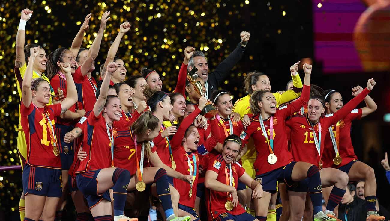 Pemain Spanyol, Ivana Andres mengangkat trofi bersama rekan setimnya setelah memenangkan final Piala Dunia Wanita 2023. (Foto: REUTERS/Asanka Brendon Ratnayake)