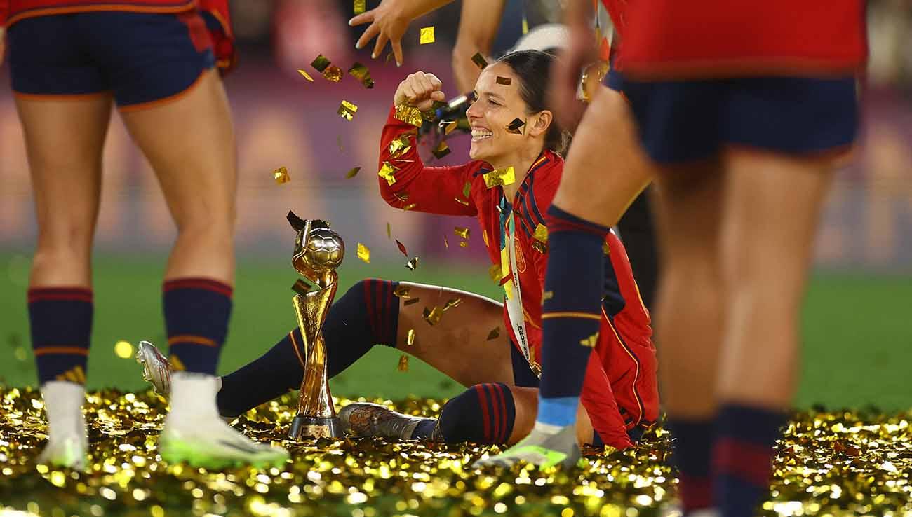 Pemain Spanyol, Alba Redondo berselebrasi dengan trofi setelah memenangkan Piala Dunia Wanita 2023. (Foto: REUTERS/Carl Recine)