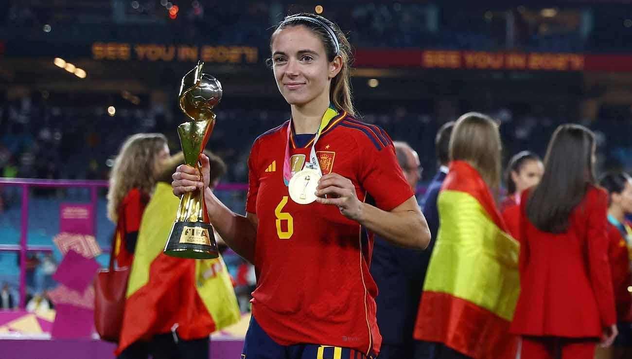 Pemain Spanyol, Aitana Bonmatí dengan trofi setelah memenangkan Piala Dunia Wanita 2023. (Foto: REUTERS/Hannah Mckay)