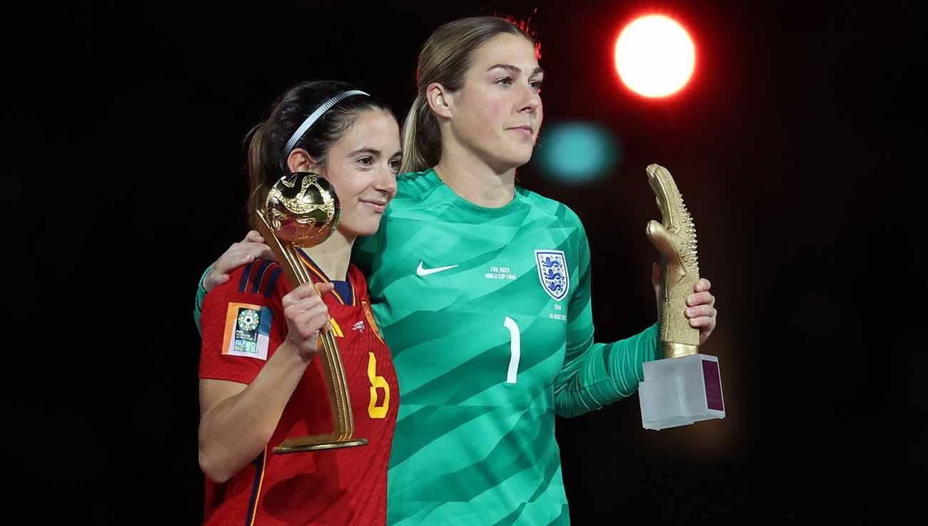 Pemain Spanyol, Aitana Bonmati dengan penghargaan bola emas bersama Mary Earps dari Inggris dengan penghargaan sarung tangan emas di Piala Dunia Wanita 2023. (Foto: REUTERS/Asanka Brendon Ratnayake)