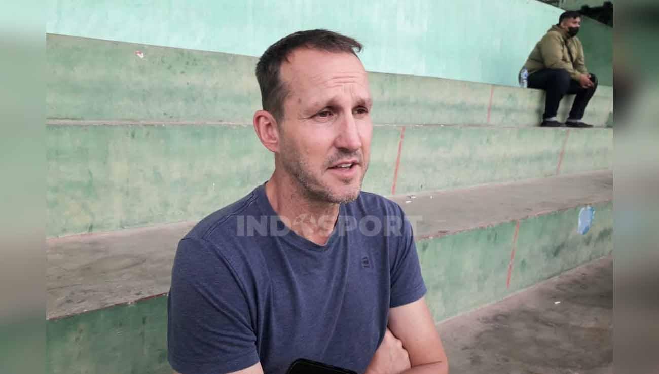 Eks Kiper Chelsea, Mark Schwarzer datang untuk melihat langsung sang anak, Julian Schwarzer dalam latihan Arema FC di Stadion Gajayana Malang.