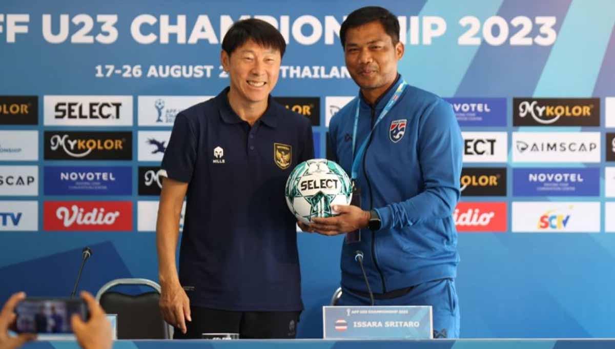 Pelatih Timnas Indonesia U-23, Shin Tae-yong dan pelatih Timnas Thailand, Issara Sritaro. (Foto: PSSI)