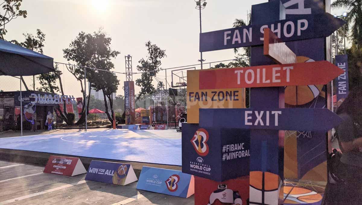 Semarakkan FIBA World Cup 2023, LOC Sediakan Fan Zone di Area Outdoor Senayan Park Mall, Jakarta. (Foto: Ammara Marthiara/INDOSPORT) Copyright: Ammara Marthiara/INDOSPORT