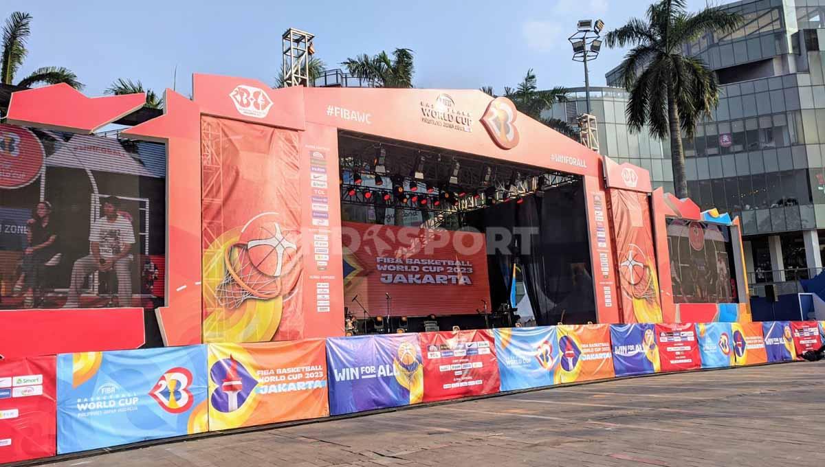 Semarakkan FIBA World Cup 2023, LOC Sediakan Fan Zone di Area Outdoor Senayan Park Mall, Jakarta. (Foto: Ammara Marthiara/INDOSPORT) Copyright: Ammara Marthiara/INDOSPORT