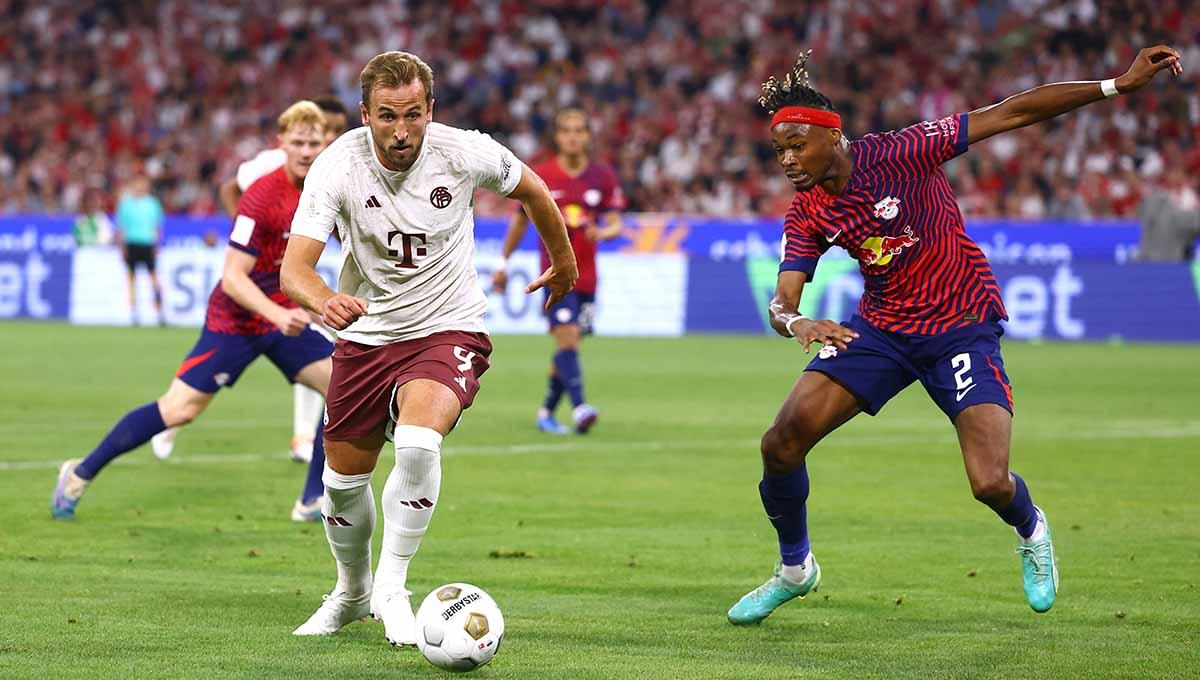 Pemain RB Leipzig, Mohamed Simakan berusaha menahan gerakan pemain Bayern Munchen Harry Kane pada laga Piala Super DFL. (Foto: REUTERS/Kai Pfaffenbach)