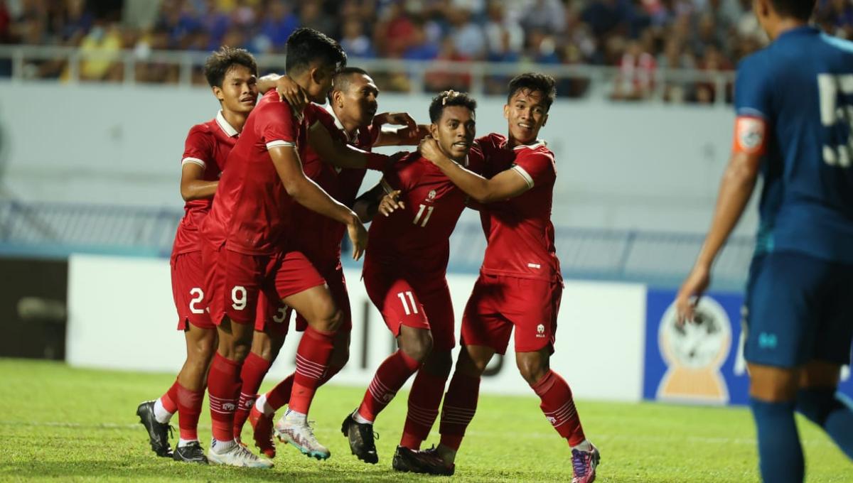 Selebrasi pemain Timnas Indonesia U-23 atas gol pertama ke gawang Thailand U-23 yang dicetak oleh Jeam Kelly Sroyer pada laga babak semifinal Piala AFF U-23 2023 di Rayong Provincial Stadium, Kamis (24/08/23).