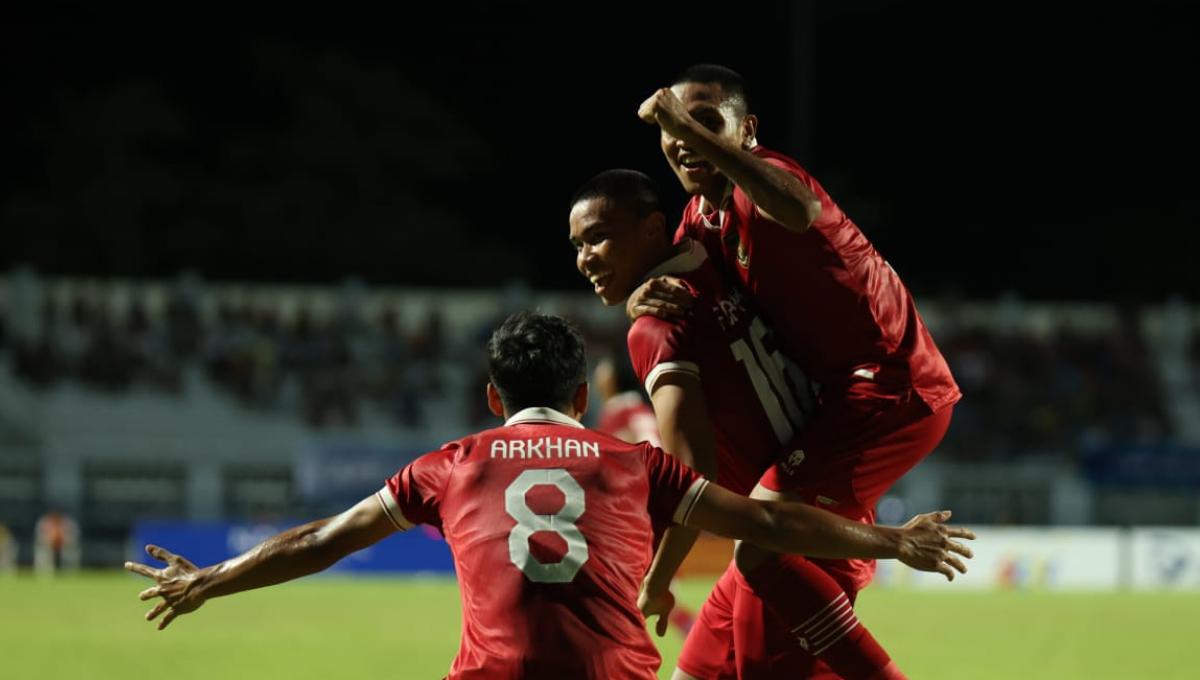 Selebrasi pemain Timnas Indonesia U-23 atas gol kedua ke gawang Thailand U-23 yang dicetak oleh Muhammad Ferrari pada laga babak semifinal Piala AFF U-23 2023 di Rayong Provincial Stadium, Kamis (24/08/23).