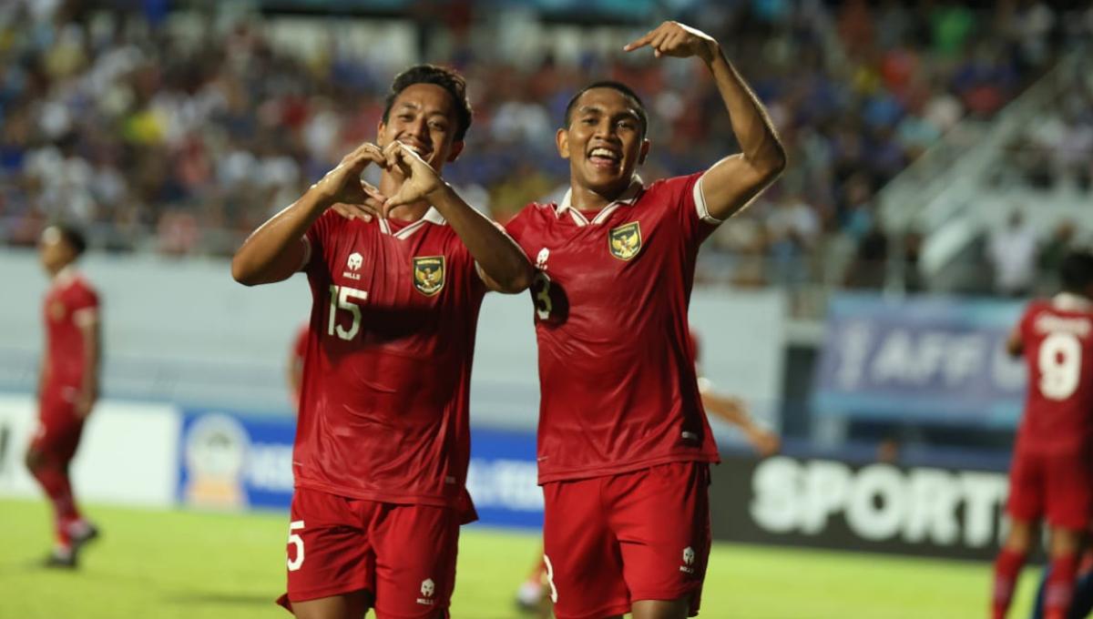 Haykal Alhafiz dan Frengky Missa merayakan gol Timnas Indonesia U-23 ke gawang Thailand U-23 pada laga babak semifinal Piala AFF U-23 2023 di Rayong Provincial Stadium, Kamis (24/08/23). - INDOSPORT
