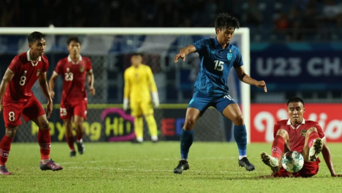 Pemain Timnas Indonesia U-23, Muhammad Ferrari (kanan) mempertahankan bola dari rebutan pemain Thailand U-23 pada laga babak semifinal Piala AFF U-23 2023 di Rayong Provincial Stadium, Kamis (24/08/23).