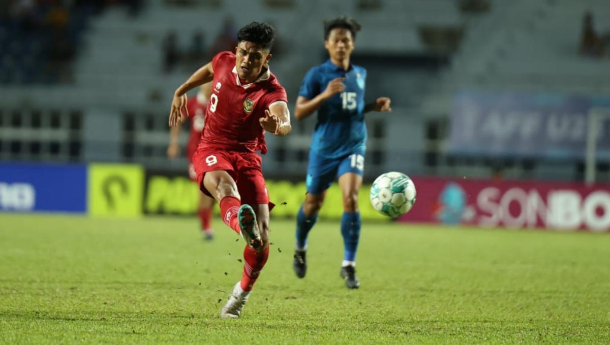 Striker Timnas Indonesia U-23, Ramadhan Sananta melakukan tendangan ke gawang Thailand U-23 pada laga babak semifinal Piala AFF U-23 2023 di Rayong Provincial Stadium, Kamis (24/08/23).