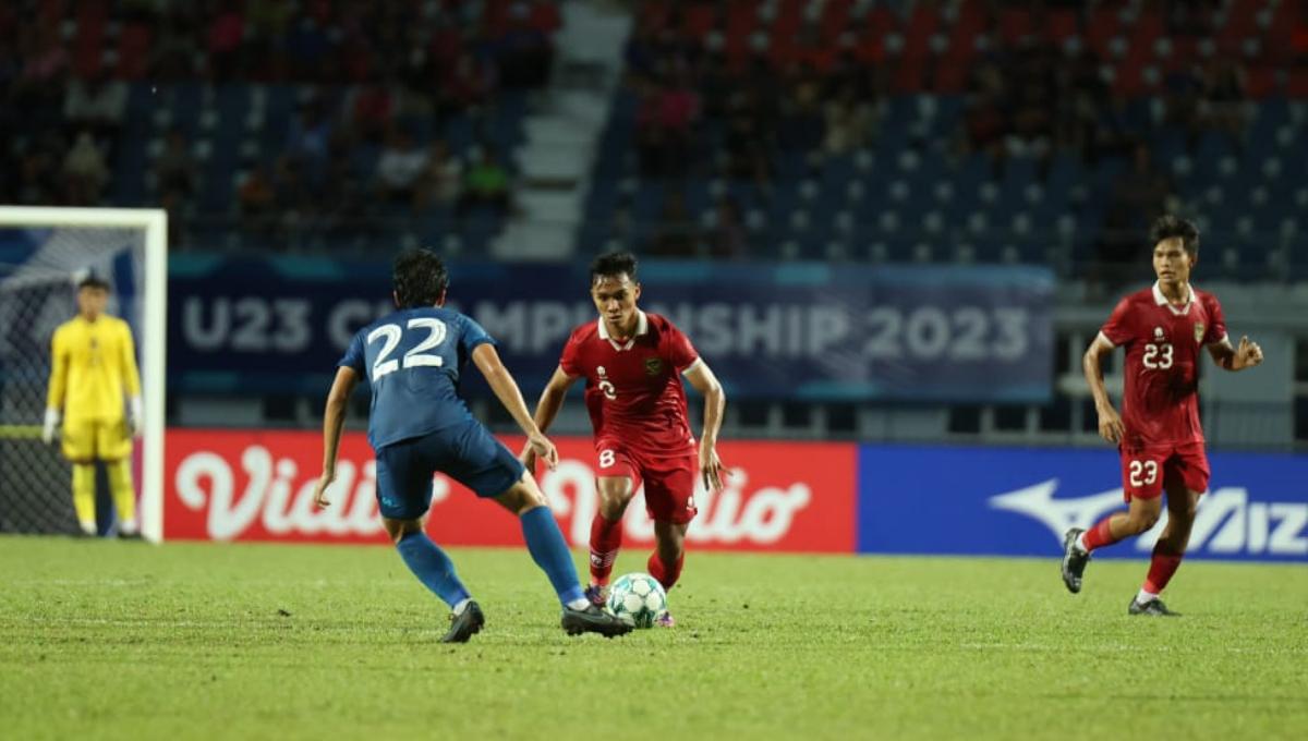 Aksi pemain Timnas Indonesia U-23, Arkhan Fikri mencoba melewati hadangan pemain Thailand U-23 pada laga babak semifinal Piala AFF U-23 2023 di Rayong Provincial Stadium, Kamis (24/08/23).