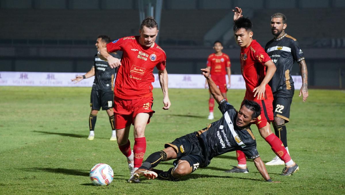 Bek Dewa United, Henhen Herdiana melancarkan sliding tackle ke arah pemain Persija, Ryo Matsumarapada laga pekan ke-10 Liga 1 2023/2024 di Indomilk Arena, Jumat (25/08/23).