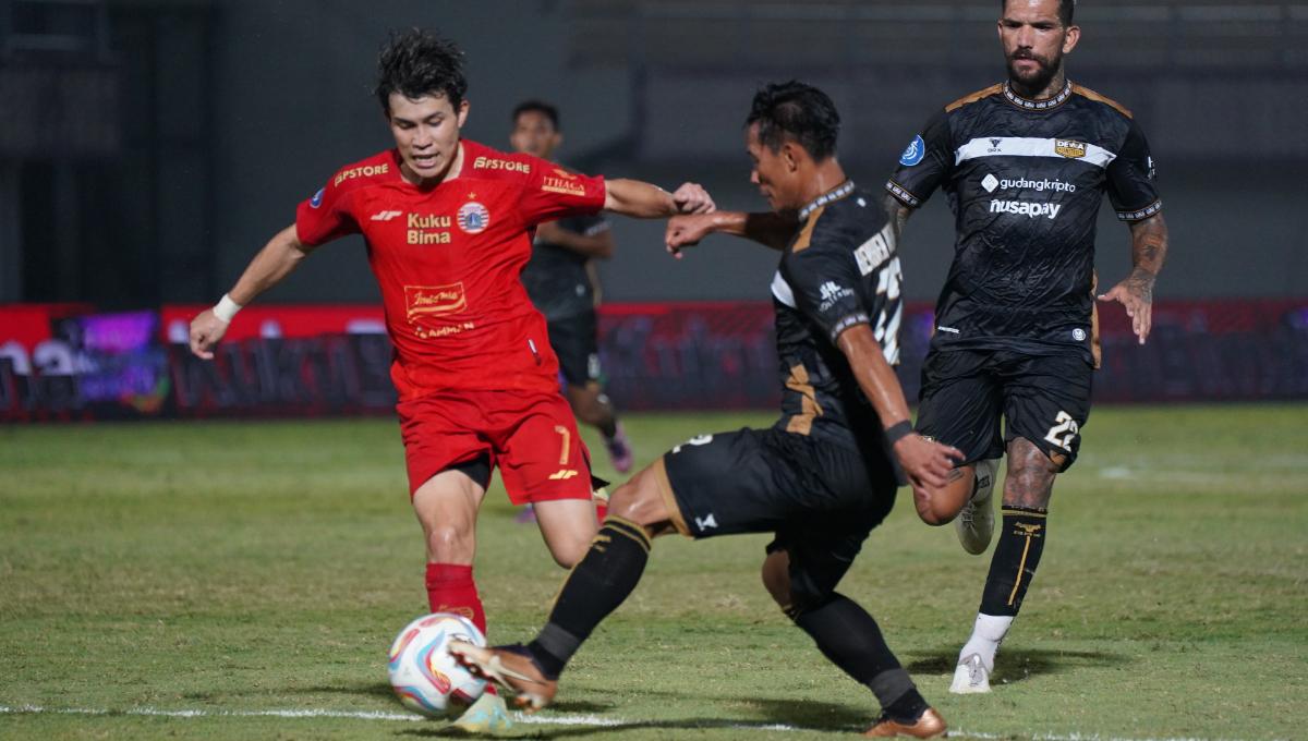 Duel antara pemain Persija, Ryo Matsumura dengan bek Dewa United, Henhen Herdiana pada laga pekan ke-10 Liga 1 2023/2024 di Indomilk Arena, Jumat (25/08/23).