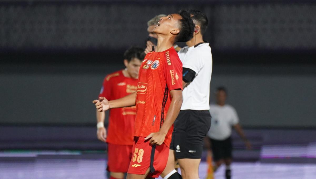 Ekspresi kekecewaan pemain muda Persija, Muhammad Rayhan pada laga pekan ke-10 Liga 1 2023/2024 melawan Dewa United di Indomilk Arena, Jumat (25/08/23).
