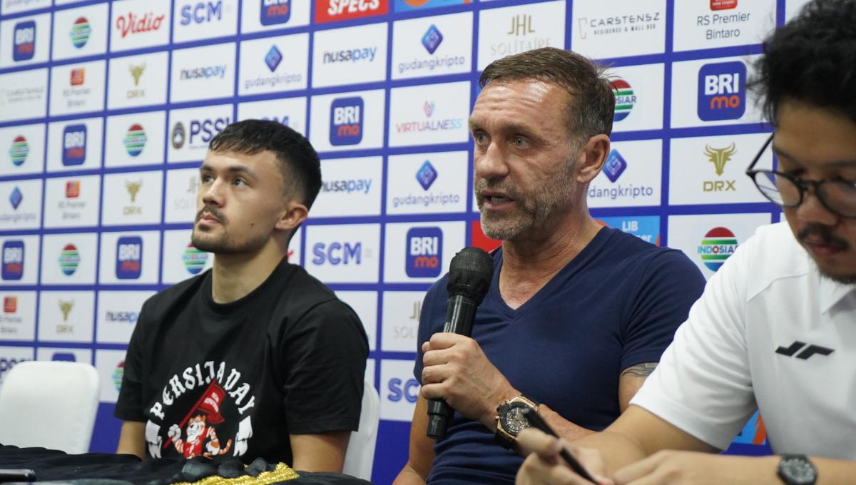 Pelatih Persija Thomas Doll bersama Oliver Bias saat menghadiri sesi jumpa pers usai laga pekan ke-10 Liga 1 2023/2024 melawan Dewa United di Indomilk Arena, Jumat (25/08/23).