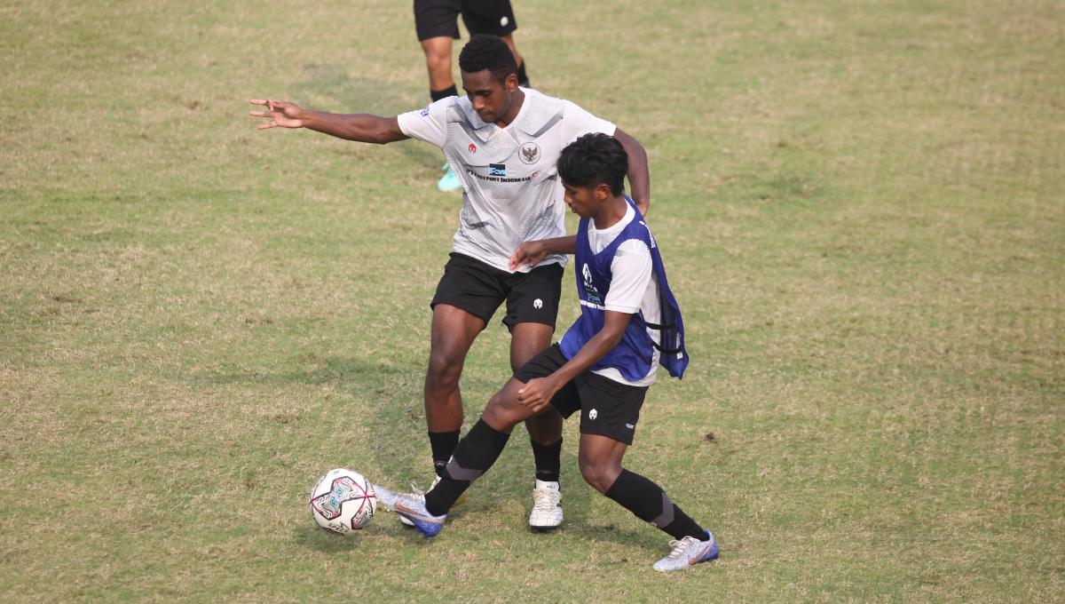 Timnas Indonesia U-17 menggelar latihan sebagai persiapan uji coba menghadapi Korea Selatan U-17 di Lapangan A Senayan, Sabtu (26/08/23).