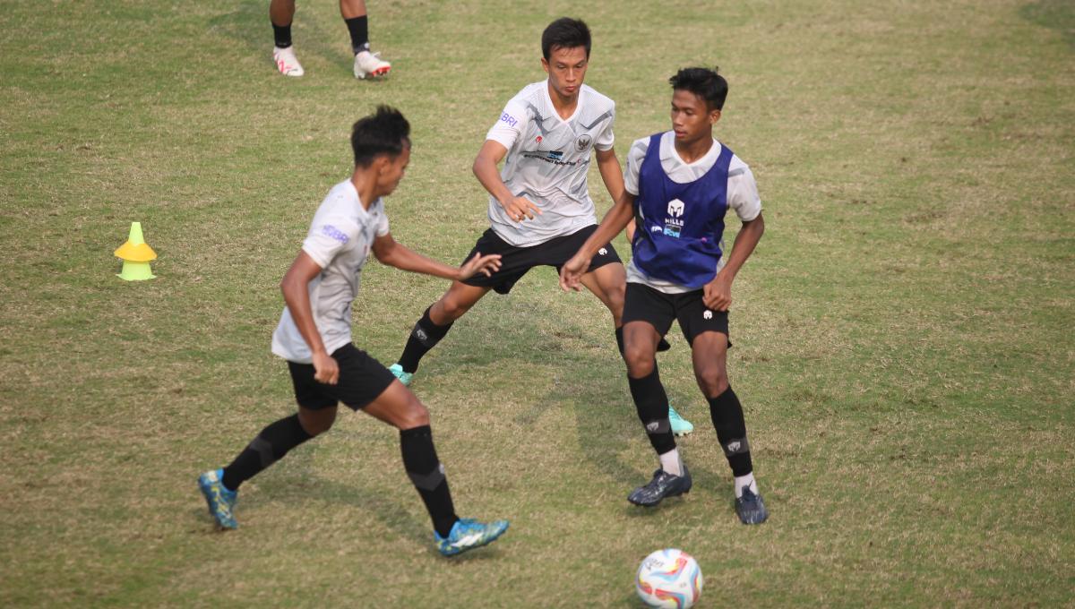 Timnas Indonesia U-17 menggelar latihan sebagai persiapan uji coba menghadapi Korea Selatan U-17 di Lapangan A Senayan, Sabtu (26/08/23).