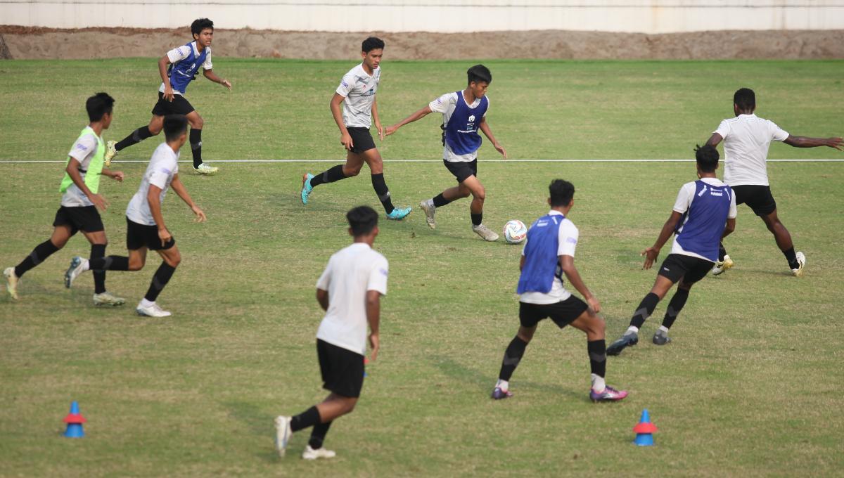 Timnas Indonesia U-17 menggelar latihan sebagai persiapan uji coba menghadapi Korea Selatan U-17 di Lapangan A Senayan, Sabtu (26/08/23).