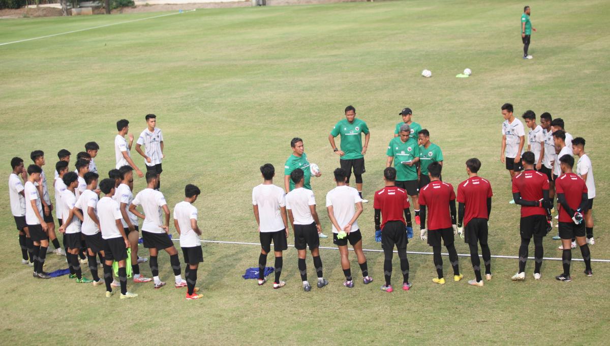 Pelatih Bima Sakti saat memberi instruksi kepada para pemain Timnas Indonesia U-17 dalam latihan sebagai persiapan uji coba menghadapi Korea Selatan U-17 di Lapangan A Senayan, Sabtu (26/08/23).