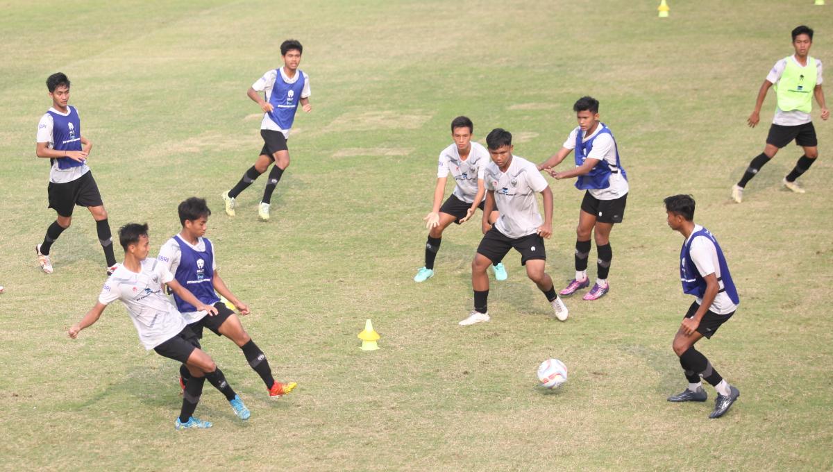 Timnas Indonesia U-17 menggelar latihan sebagai persiapan uji coba menghadapi Korea Selatan U-17 di Lapangan A Senayan, Sabtu (26/08/23).