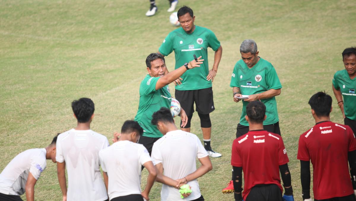 Pelatih Bima Sakti saat memberi instruksi kepada para pemain Timnas Indonesia U-17 dalam latihan sebagai persiapan uji coba menghadapi Korea Selatan U-17 di Lapangan A Senayan, Sabtu (26/08/23).