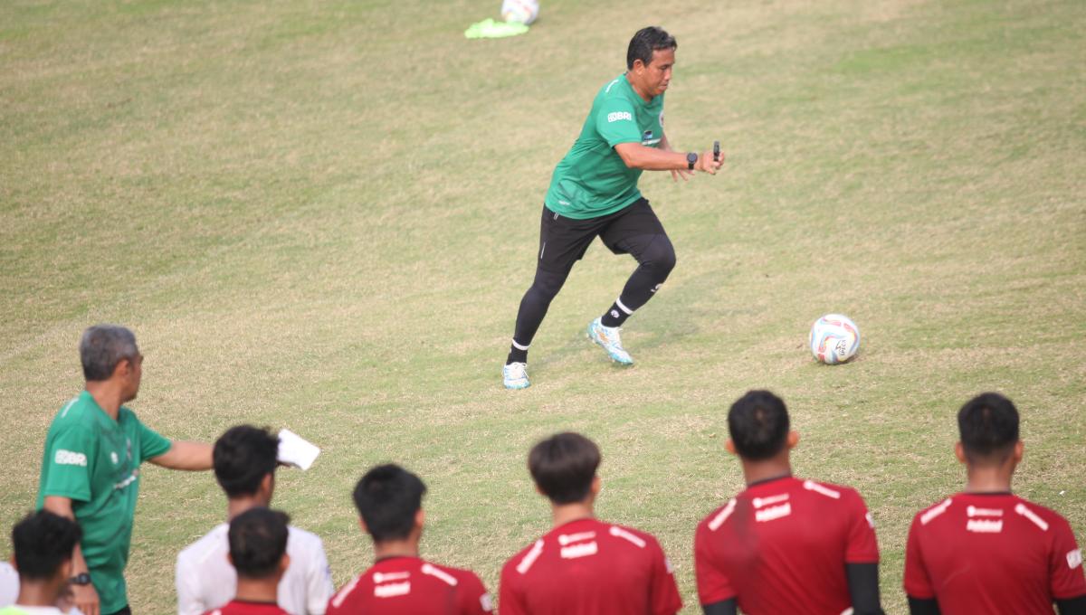 Pelatih Bima Sakti saat memberi contoh kepada para pemain Timnas Indonesia U-17 dalam latihan sebagai persiapan uji coba menghadapi Korea Selatan U-17 di Lapangan A Senayan, Sabtu (26/08/23).