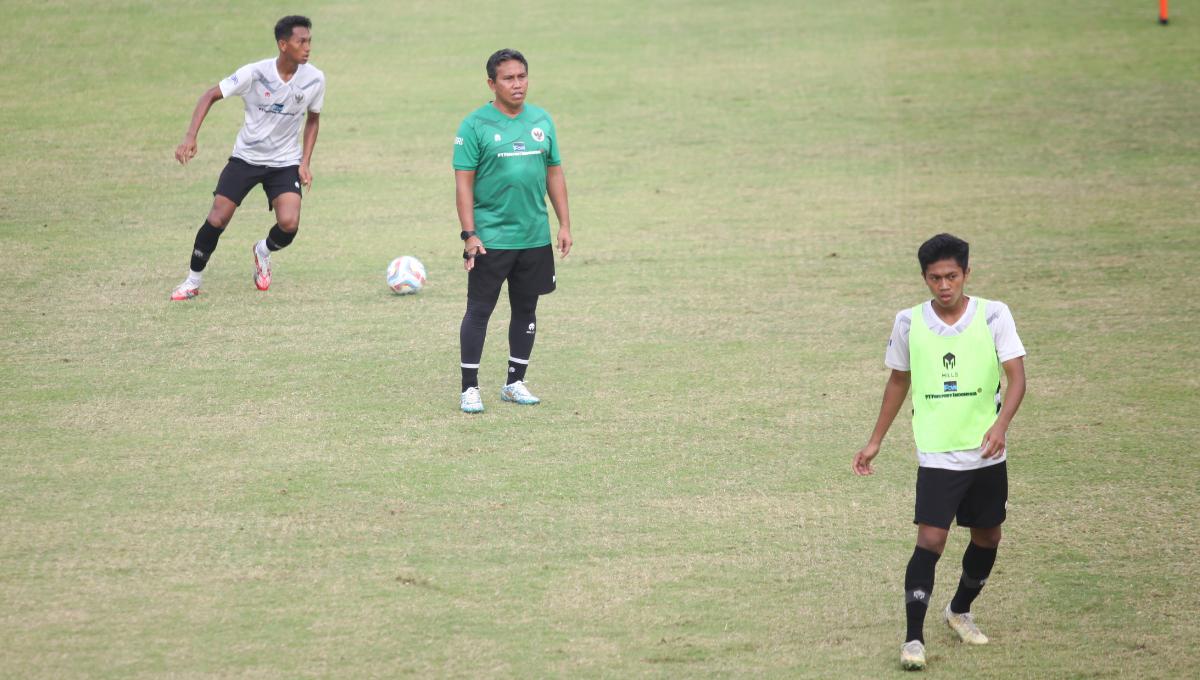 Pelatih Bima Sakti saat memberi instruksi kepada para pemain Timnas Indonesia U-17 dalam latihan sebagai persiapan uji coba menghadapi Korea Selatan U-17 di Lapangan A Senayan, Sabtu (26/08/23).