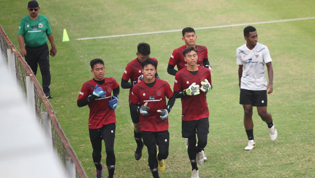 5 kiper Timnas U-17 saat mengikuti latihan sebagai persiapan uji coba menghadapi Korea Selatan U-17 di Lapangan A Senayan, Sabtu (26/08/23).