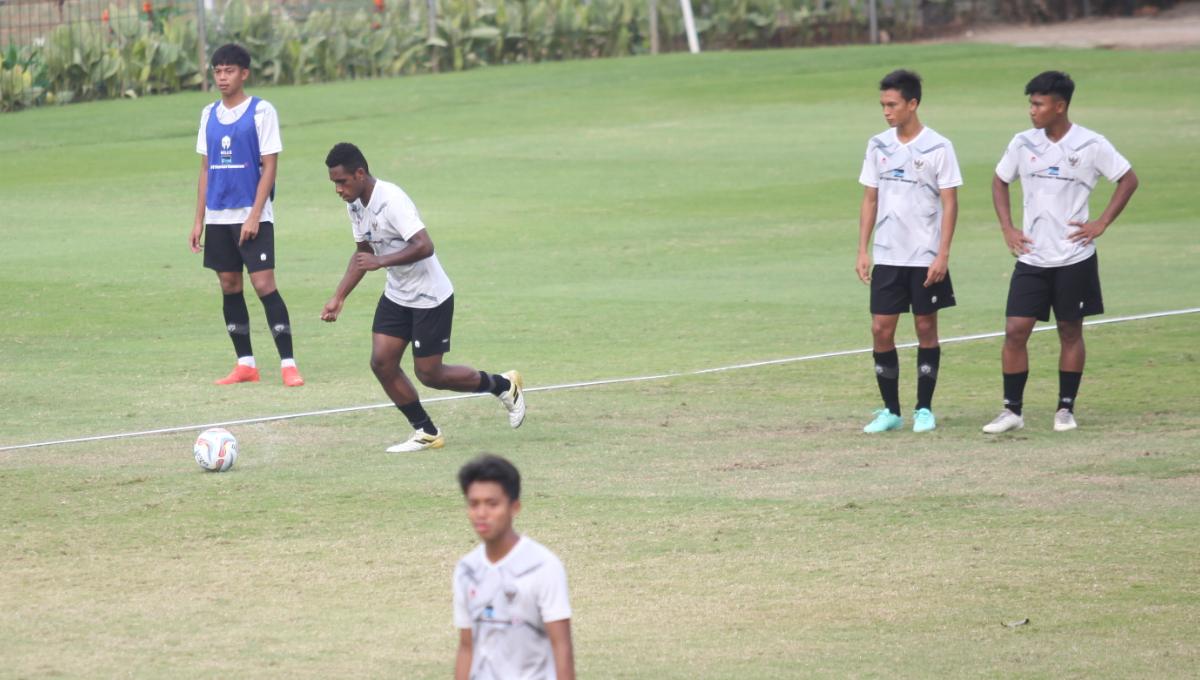 Pemain Timnas U-17, Muhammad Iqbal saat mengikuti latihan sebagai persiapan uji coba menghadapi Korea Selatan U-17 di Lapangan A Senayan, Sabtu (26/08/23).