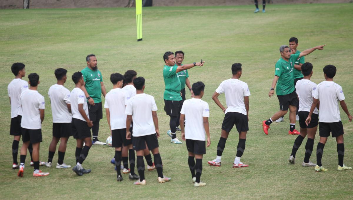 Pelatih Bima Sakti saat memberi instruksi kepada para pemain Timnas Indonesia U-17 dalam latihan sebagai persiapan uji coba menghadapi Korea Selatan U-17 di Lapangan A Senayan, Sabtu (26/08/23).