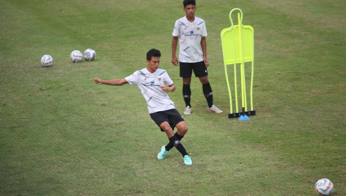 Pemain keturunan berdarah Prancis, Maouri Ananda Yves saat mengikuti latihan Timnas U-17 sebagai persiapan uji coba menghadapi Korea Selatan U-17 di Lapangan A Senayan, Sabtu (26/08/23).